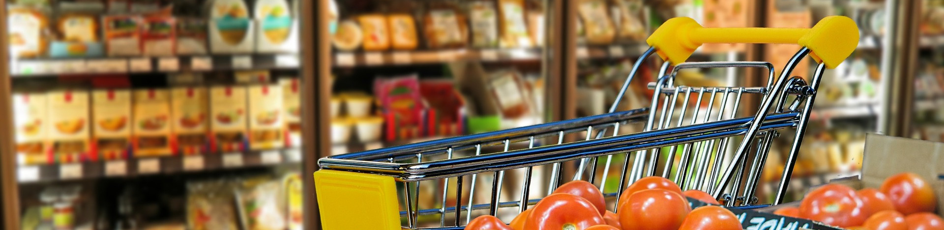 Einkaufswagen im Supermarkt Einkaufwagen im Supermarkt